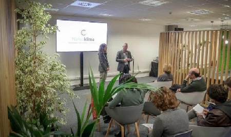 El diputado de Medio Ambiente, José Ignacio Asensio, y la directora de la Fundación de Cambio Climático de Gipuzkoa, Itziar Eizaguirre, en la presentación. Foto: Diputación.